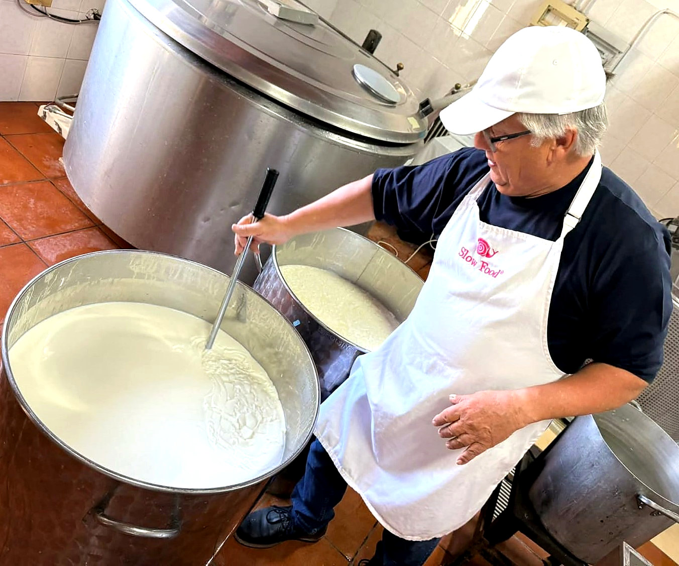 Ricotta calda appena fatta nel caseificio aziendale, provincia di Siracusa
